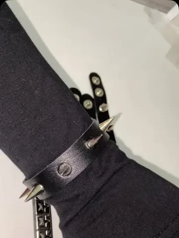 سوار جلدي بمسامير